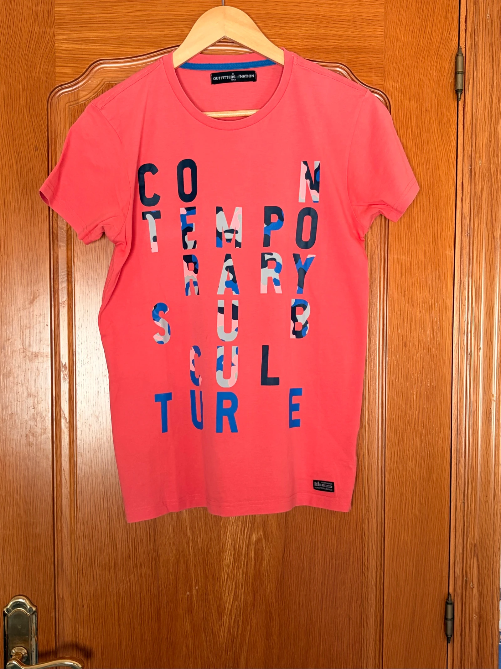Camiseta coral Outfitters Nation para hombre 